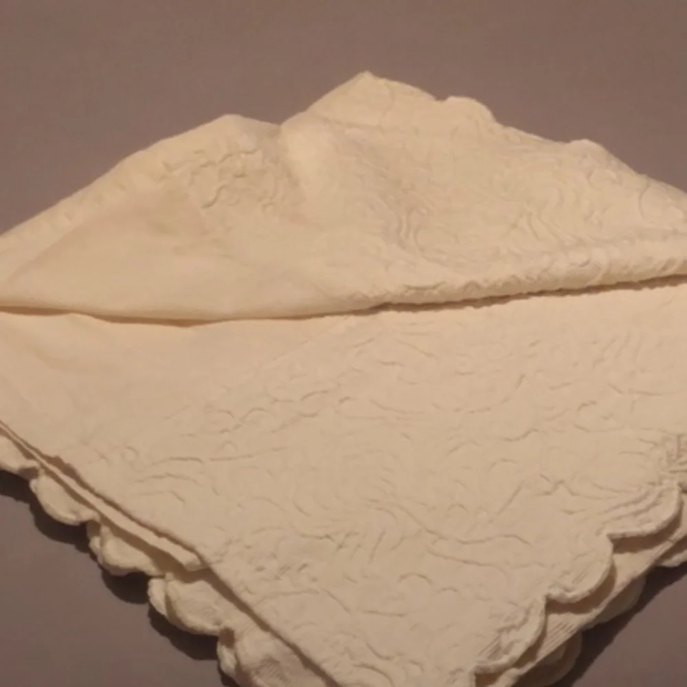 Queen size dust ruffle. Beautiful matelass with 12 inch drop .Great condition